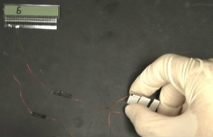 די בהידוק הננו-גנראטור ביו האצבעות כדי שייצר מספיק חשמל להפעלת תצוגת liquid-crystal