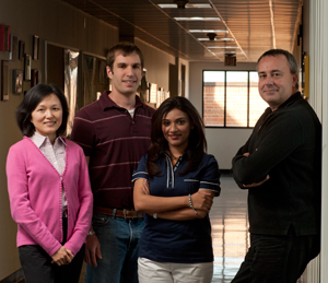 משמאל: פרופ' Qilin Li, הסטודנט Michael Liga, הבוגרת Huma Jafry ופרופסור Andrew Barron