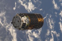 المركبة الفضائية اليابانية HTV1 كما تم تصويرها من محطة الفضاء الدولية قبل وصولها. سبتمبر 2009