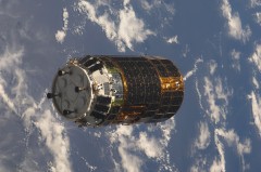 חללית האספקה היפנית HTV1 כפי שצולמה מתחנת החלל הבינלאומית לקראת הגעתה אליה. ספטמבר 2009