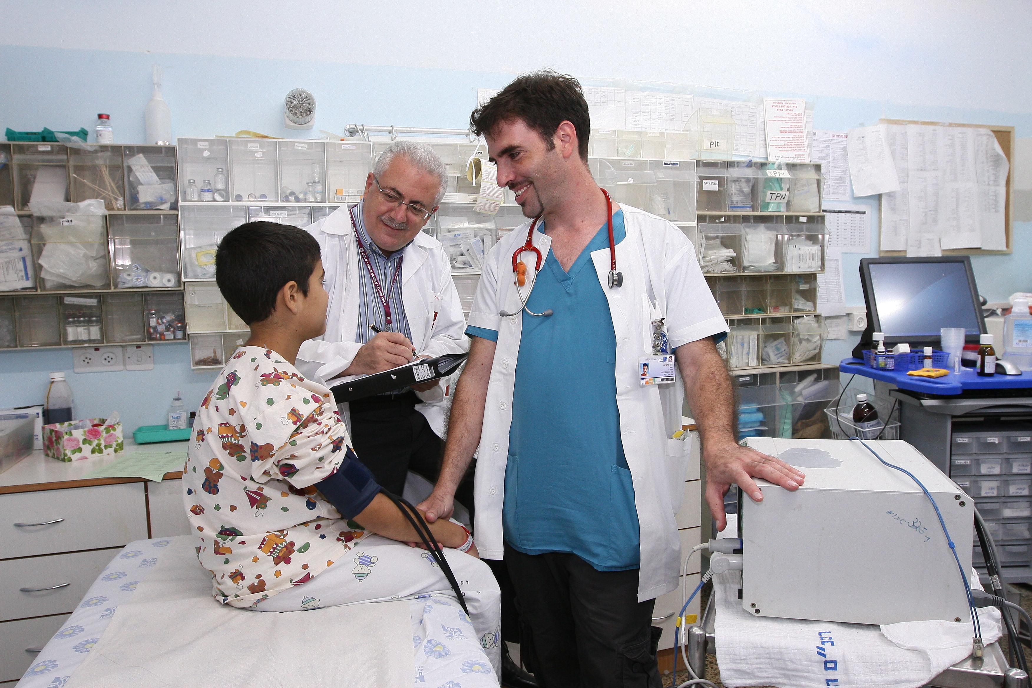 פרופ' נעים שחאדה (משמאל) וד"ר גל נוימן במרפאה ברמב"ם. צילום: פיוטר פליטר.