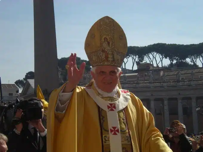 האפיפיור מברך מאמינים ברומא, 2008. צילום: wikimedia common. הצלם Rvin88 העלה בעצמו את התמונה לפי CREATIVE COMMON 3.0