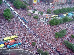 מירוץ הלפיד האולימפי בשנת 2008 ברחובות שנג'ן, סין. מתוך הערך "התפוצצות אוכלוסין" בויקיפדיה