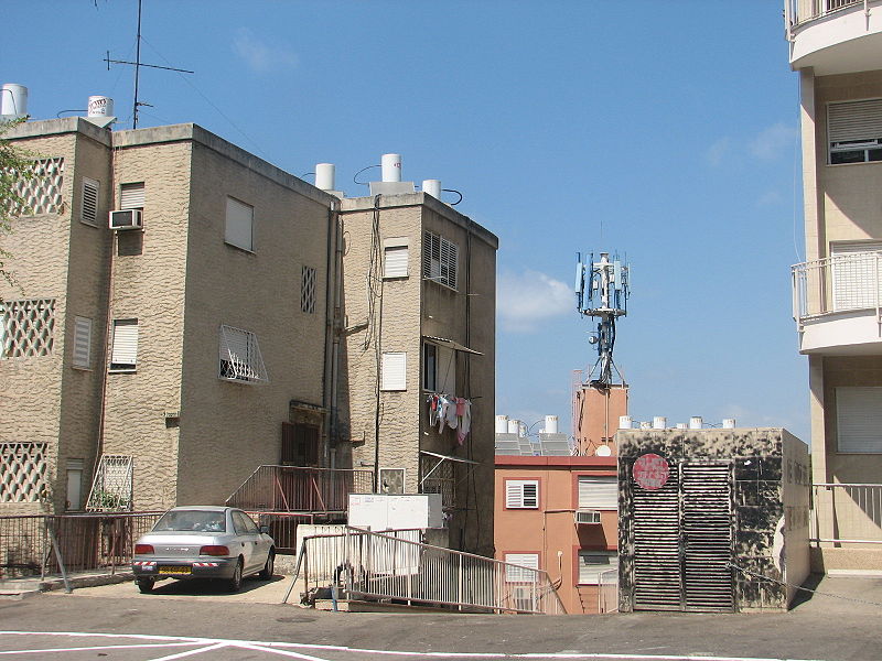תחנת בסיס סלולארית שרופה בשכונת חליסה, חיפה. מתוך ויקיפדיה