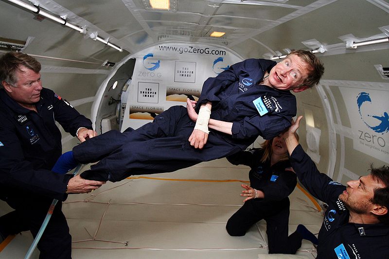 סטיבן הוקינג מרחף במטוס המדמה חוסר כוח משיכה, בשנת 2007