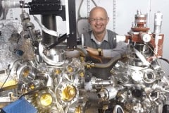 פרופסור אלון הופמן במעבדה