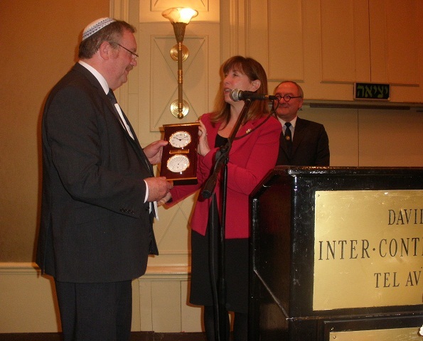 לורי גארבר, סגנית ראש נאס"א, מעניקה מתנה לשר המדע דניאל הרשקוביץ באירוע הפתיחה של כנס החלל 2011. צילום: אבי בליזובסקי