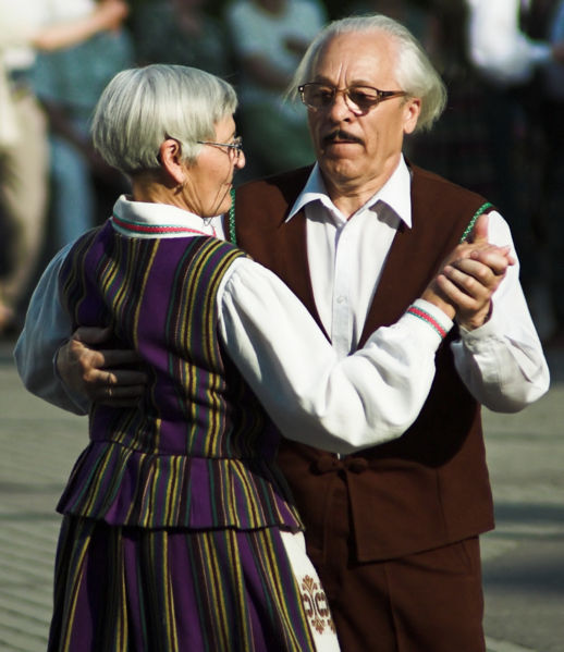 זוג קשישים ליטאיים בריקוד עממי. מתוך ויקיפדיה.