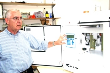 Prof. Menachem Luria in the laboratory. Photo: The Hebrew University