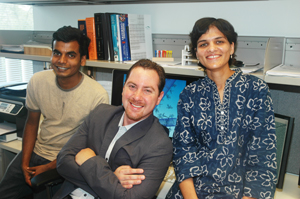 חוקרי אוניברסיטת רייס משמאל: Avishek Saha, פרופ' Angel Marti ו Disha Jain