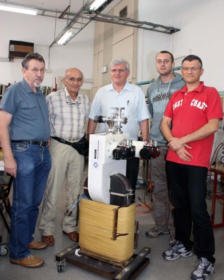 From the right: Dr. Shuki Wolfus; PhD student Yasha Nikolshin; Prof. Yosef Yeshuron, Dr. Alex Friedman and engineer Vladimir Rosenstein