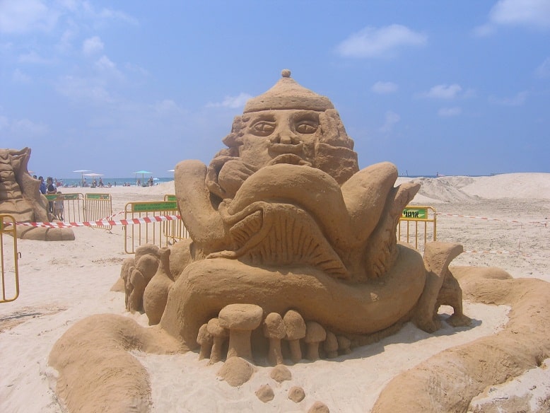 From the sand sculpture exhibition, July 2005, Carmel Beach - Haifa (the first Sabbath of the war). Photo: Avi Blizovsky