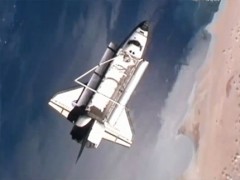 הדיסקברי במסעה האחרון (STS-133) מיד לאחר התנתקותה מתחנת החלל כאשר שתי החלליות היו מעל מדבר סהרה. צילום: נאס"א
