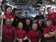 בתמונה: כל 12 אנשי הצוות - ששה מתנחת החלל וששת האסטרונאוטים של דיסקברי התכנסו למסיבת עיתונאים בשידור חי