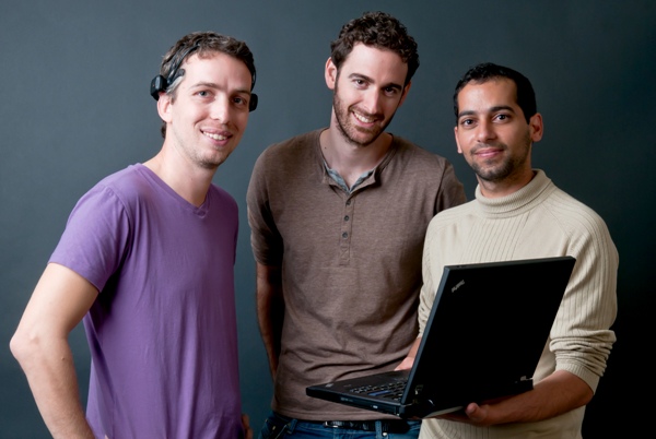הסטודנטים מקבוצת הפרויקט (משמאל לימין), אורי אוסמי, אריאל רוזן ואופיר תם עם המערכת שפיתחו. צילום: דני מכליס, אוניברסיטת בן-גוריון בנגב