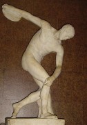 זורק הדיסקוס - העתק רומי שגוי של הפסל היווני. מתוך ויקיפדיה