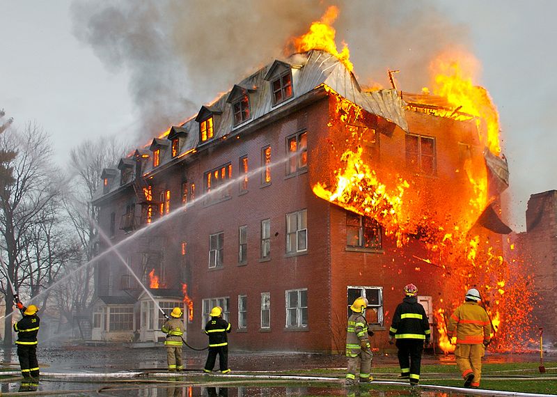כבאים מכבים שריפה בקנדה. מתוך ויקיפדיה