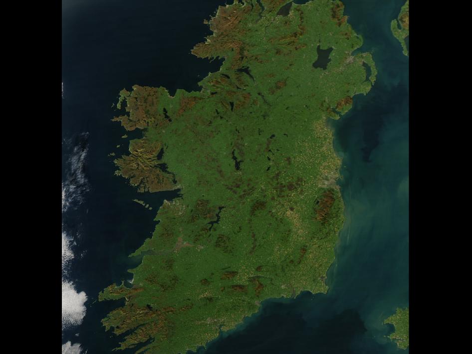 תמונה נדירה ללא עננים של אירלנד צולמה ב-11 באוקטובר 2010 בידי הלווין אקווה. התמונה פורסמה ביום סנט פטריק ב-17 במארס 2011.