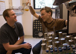 שניים מחוקרי ברקלי המפתחים אנרגיה חלופית מחיידקים