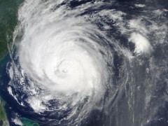 הוריקן בקטגוריה 3 שזכה לכינוי ארל שטף את כל החוף המזרחי של ארה"ב ב-2 בספטמבר 2010. תמונה זו צולמה בידי הלווין טרה כאשר הסופה שעטה כ-400 קילומטרים דרומית לקייפ האטרס, צפון קרוליינה.