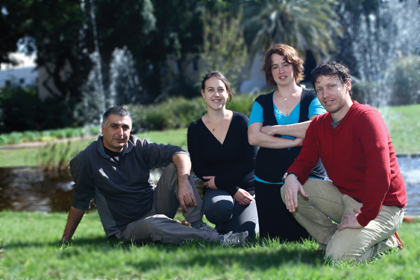 من اليمين: الدكتور عدي رو، ليورا غي دافيد، إيلات كوبر والبروفيسور إيتان رؤواني.كهرباء في الجسم