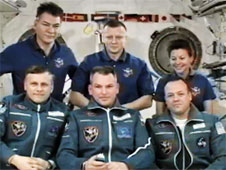 The members of the 27th crew of the Hillel station talk with senior officials of the space agencies and their families. In the front row from the left are the new occupants of the space station: Andrey Borisenko, Alexander Smokutiev and Ron Garan. In the back are Paolo Nespoli, station commander Dimitri Kondratiev, and Cady Coleman. Photo: NASA TV