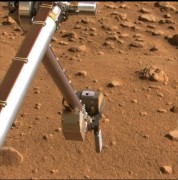 הזרוע הרובוטית של פיניקס בפעולה כפי שצולמה ממצלמה סטריאוסקופית בתוך החללית ביום המאדימאי (סול) ה-52 למשימה. צילום: נאס"א
