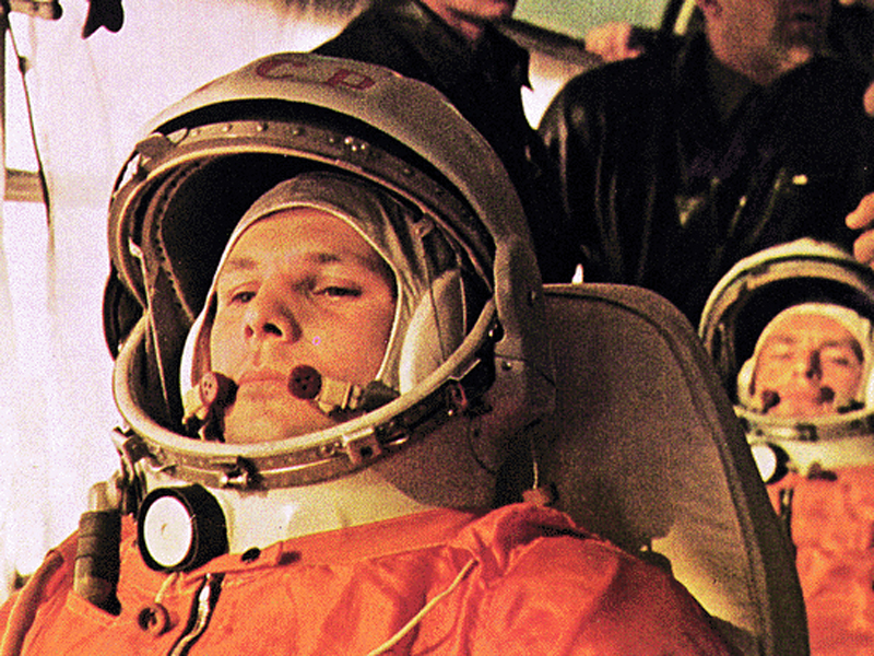 בתמונה זו נראה יורי גגרין, טייס הווסטוק 1 על האוטובוס בדרך לשיגור. הקוסמונאוט מאחורי גגרין הוא גרמן טיטוב, טייס הגיבוי שהפך לטייס של ווסטוק 2.