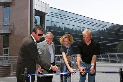 يونيو 2007: زوهر زيسافيل وابنته خليل، البروفيسور يتسحاق أبلويج ويهودا زيسافيل في افتتاح مركز الإلكترونيات النانوية