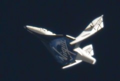 ספינת החלל אנטרפרייז מדגם ספייסשיפ 2 נכנסת לאטמוספירה מעל מדבר מוחאבי. צילום: מצפה קליי