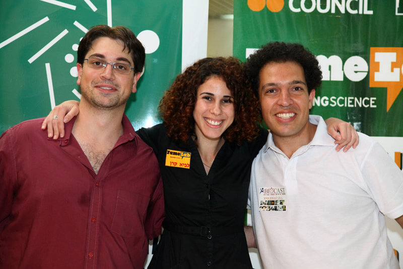 זוכי תחרות פיימלאב 2011. מימין: רפי ארזי (מקום שלישי), קרן לביא (מקום ראשון) ומיכאל טליאס (מקום שני). צילום: סיון שחור