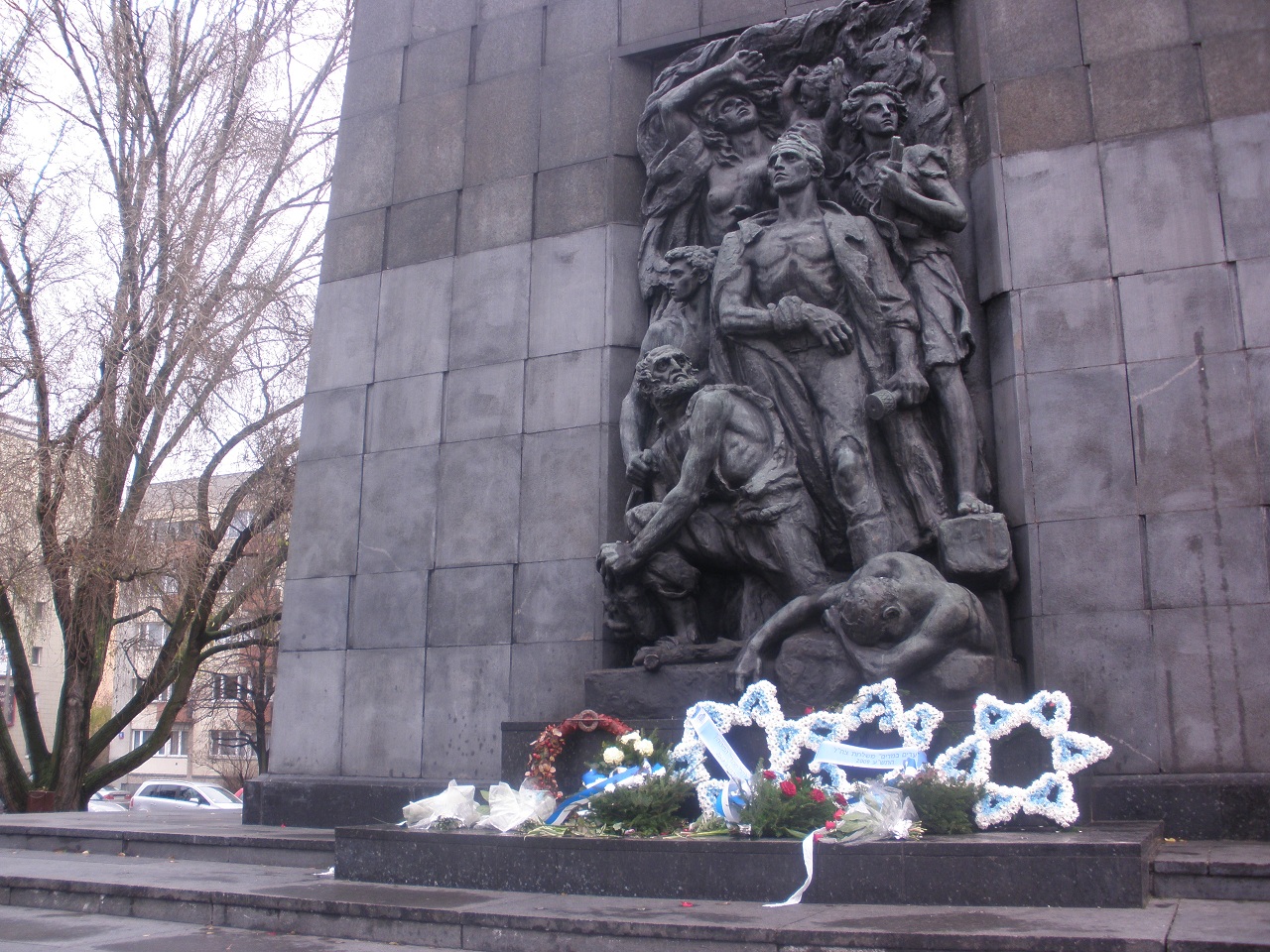האנדרטה שהוקמה על חורבות גטו ורשה בידי האמן רפופורט. מקום שבו נערכים טקסי זכרון רבים. צילום: אבי בליזובסקי, נובמבר 2009