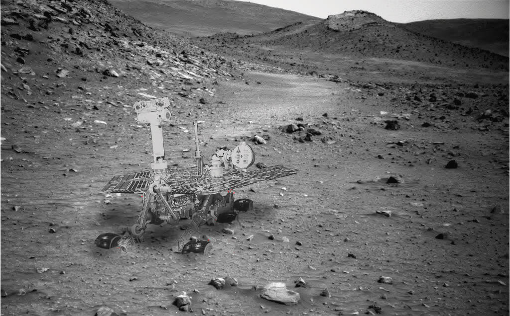 תמונה מורכבת המנסה לשער כיצד עשוי רכב המאדים ספיריט להיראות כיום כשהוא תקוע במכתש גוסב. צילום: נאס"א. עריכת תמונה – סטו אטקינסון