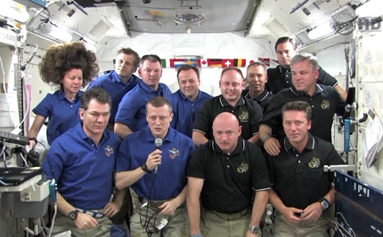 The Endeavor crew on mission STS-134 and the 26th crew of the International Space Station at a press conference broadcast from the space station, 21/5/2011