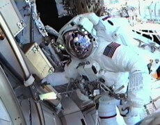 האסטרונאוט גרג פיוסטל בהליכת החלל הראשונה במשימה STS-134