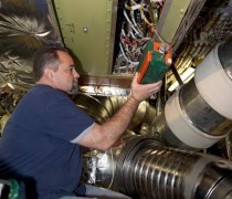 טכנאי עובד על תיקון החלק הפגום במעבורת החלל אנדוור, 06/5/2011