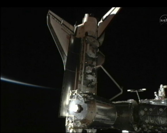 في الصورة: يظهر هنا مكوك الفضاء إنديفور ومختبر كولومبوس التابع لوكالة الفضاء الأوروبية بعد أن رست المكوك في المحطة الفضائية في 18 مايو 2011. الصورة: ناسا