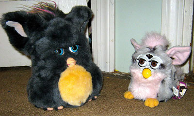 צעצועי פרבי משני דורות. מימין פרבי "קלאסי", המסוגל להשמיע מילים: משמאל פרבי בגרסת 2005, שכבר יודע לזהות קולות. צילום: Wikimedia/commons