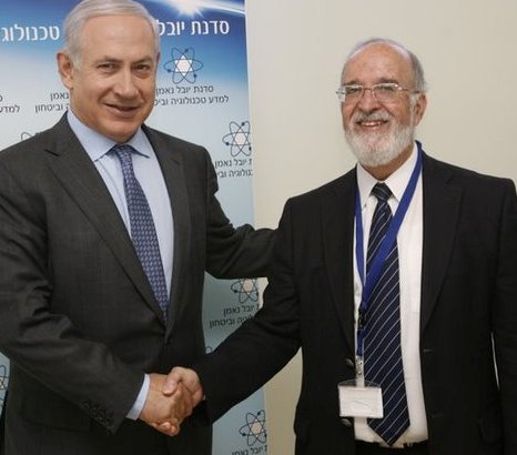 Prof. Yitzhak Ben Israel and Prime Minister Benjamin Netanyahu at the Yuval Na'eman workshop for science, technology and security, June 8, 2011