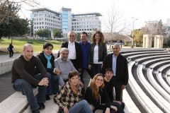 צוות משרד הקישור: עומדים - מימין לשמאל: דוד שמטוב, ליאור הרפז, ג’קי לבן, בוריס הרשקוביץ’. יושבים - מימין לשמאל: מארק דויסון, קרן עטיה, מירב גוטמן, אלכס גורדון, עדי סלע, גולן עופר