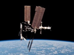 מעבורת החלל אנדוור עוגנת בתחנת החלל כפי שצולמה מחללית סויוז שעזבה את התחנה. צילום: פאולו נספולי, סוכנות החלל האירופית