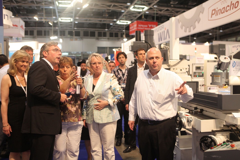 The Minister of Science of Germany on a tour of the exhibition with Amir Tamri, CEO of the Fairs and Congress Center (right) and Orit Marom, director of exhibitions at the Fairs and Congress Center (left).