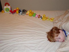 ילד אוטיסט שסידר את הצעצועים שלו בקו ישר. מתוך ויקיפדיה