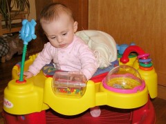 תינוק משחק. מתוך WIKIMEDIA COMMONS רשיון CC