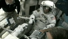 האסטרונאוט רון גאראן מתכונן להליכת החלל במשימה STS-135, 12/7/2011. צילום: NASA TV