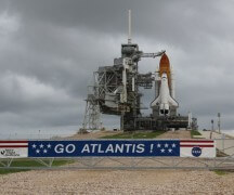 מעבורת החלל אטלנטיס ממתינה לשיגור על רקע השמים המעוננים. צילום: ken Kramer, Universe Today (C)