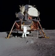 באז אלדרין על רקע כלי הנחיתה הירחי - אפולו 11, יולי 1969