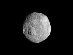 האסטרואיד וסטה כפי שצולם בידי החללית DAWN ב-9 ביולי 2011, ממרחק של כ-41 אלף קילומטרים. כל פיקסל בתמונה מייצג כ-3.8 קילומטרים.
