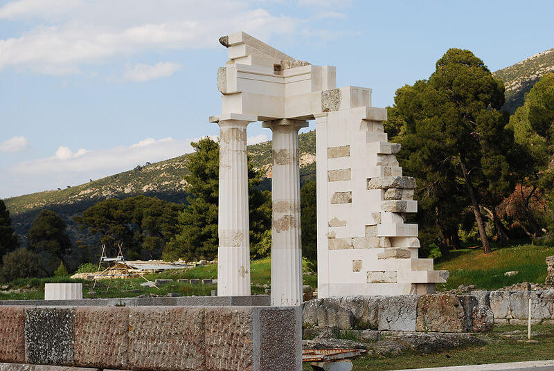 שרידי הגימנסיום באפידורס. מתוך ויקימדיה קומונס