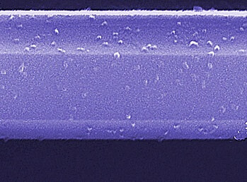 תמונת מיקרוסקופ אלקטרוני סורק של מקטע חיישן גז המורכב מננו-חוט מוליך-למחצה של גאליום ניטריד. ננו-החוט, שעוביו פחות מ- 500 ננומטרים, מצופה בננו-צברים של דו-תחמוצת הטיטאניום, אשר משנים את הזרם העובר בננו-החוט בנוכחות של תרכובת אורגנית נדיפה ובחשיפה לקרינה על-סגולה. באדיבות: NIST